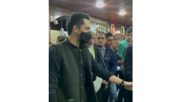نائب الملك يؤدي صلاة التراويح في مسجد محمد شعبان