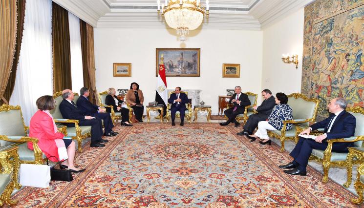 الرئيس المصري “السيسي” لوفد فرنسى: الشعب رفض الإرهاب والتطرف وتمسك بهويته الوطنية
