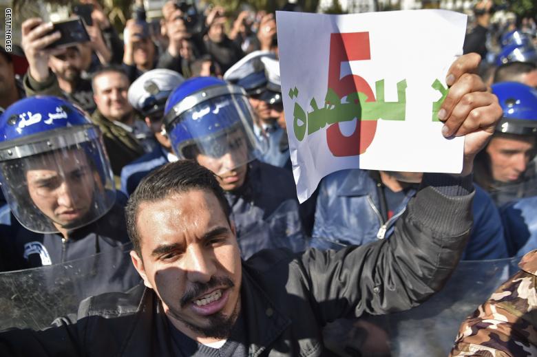 الجزائر: الآلاف يتظاهرون والشرطة تدفع بتعزيزات أمنية إلى محيط قصر الرئاسة