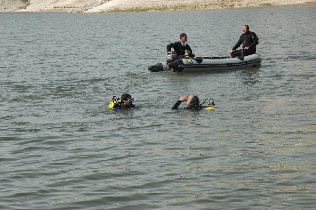 قوارب الدفاع المدني تنقذ شخصا تعرض للغرق في البحر الميت