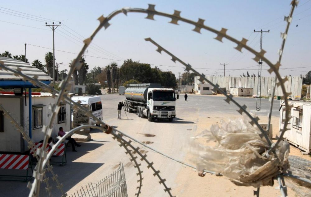 مستوطنين يغلقون الطرق المؤدية إلى “كرم أبو سالم” ويطالبون بمنع إدخال بضائع لغزة