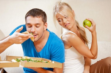 دراسة : الزوجة الأقل جاذبية من زوجها تتبع نظامًا غذائيًا مضطرباً