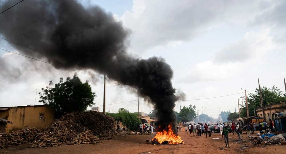 مالي.. معارك بين الجيش وجماعات إرهابية في باماكو ومناطق أخرى