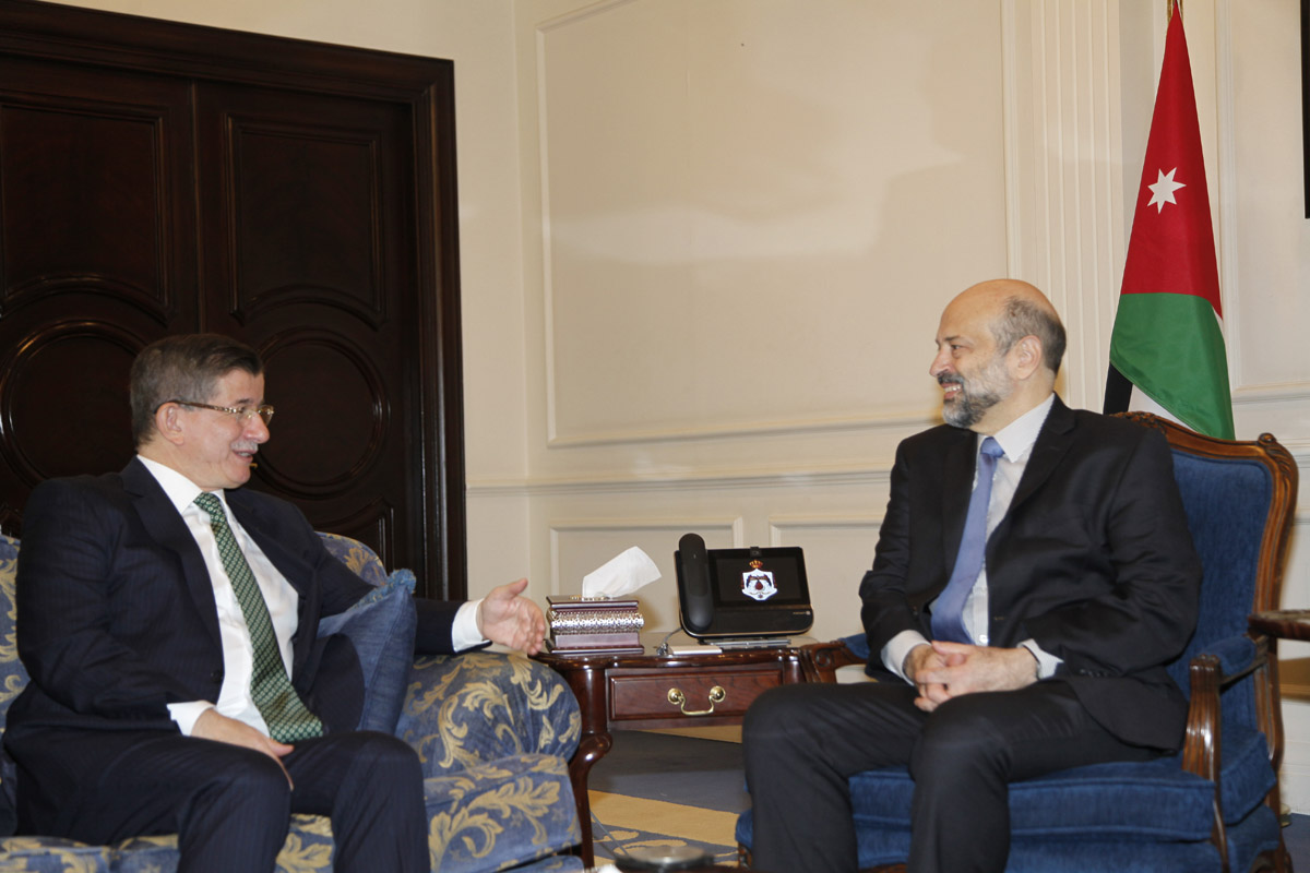 الرزاز يلتقي رئيس الوزراء التركي الأسبق اوغلو