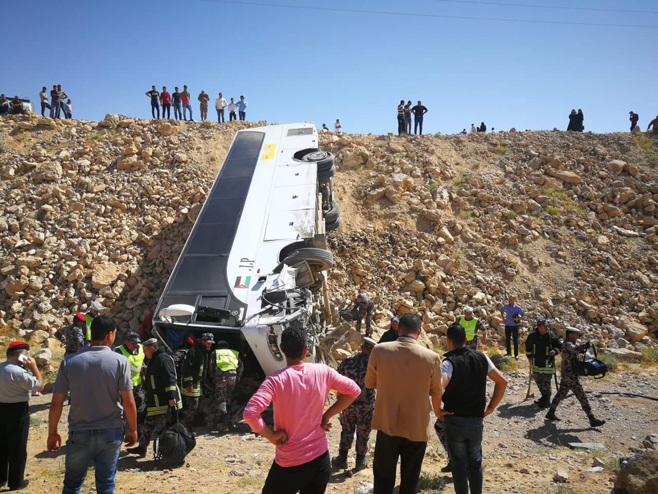 قتيل و48جريح في انقلاب حافلة جنوب الأردن