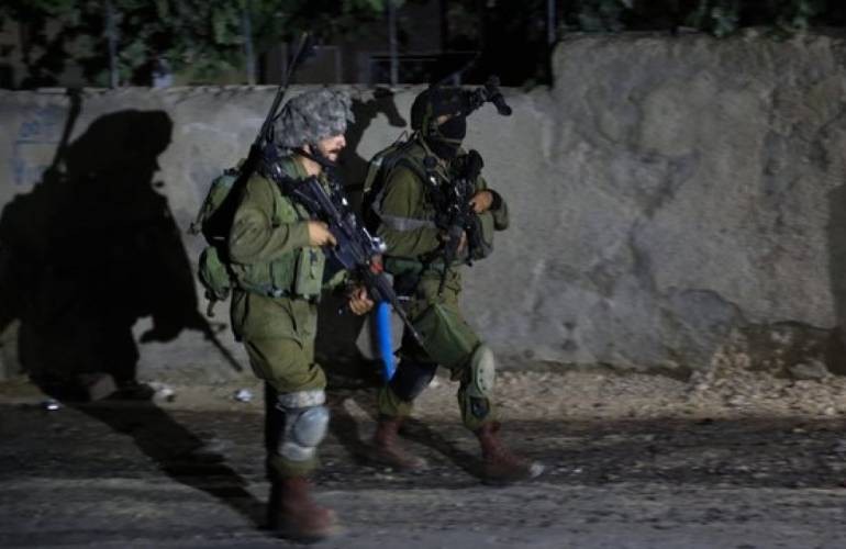 اعتقالات واقتحامات وجيش الاحتلال الإسرائيلي يسلم استدعاءات للشبان بالضفة الغربية
