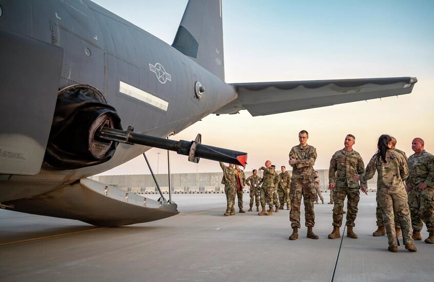 مغادرة أفراد أميركيين لقاعدة العديد الجوية.. وقطر تعلّق