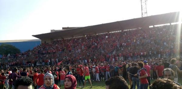 الأهلي المصري يلغي مرانه بعد إصابات الجماهير