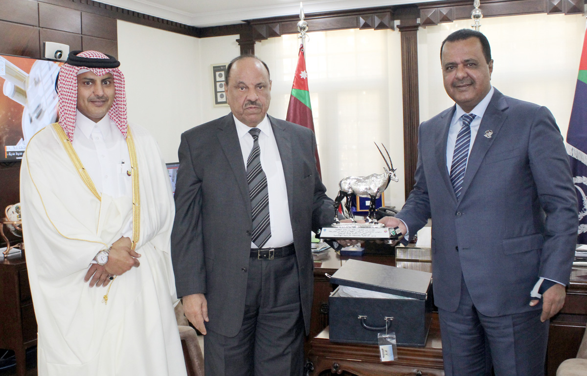 وزير الداخلية يلتقي السفير القطري في عمان