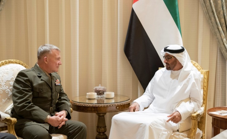 ولي عهد أبوظبي يبحث مع قائد القيادة المركزية الأميركية التعاون الدفاعي والعسكري بين البلدين