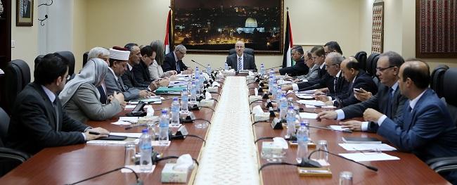 مجلس الوزراء يحذّر من العراقيل التي تستهدف عودة الموظفين إلى عملهم في قطاع غزة