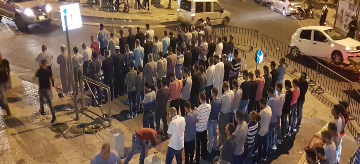 المقدسيون يؤدون صلاة المغرب في الشوارع وقوات الاحتلال تعتقل شابا