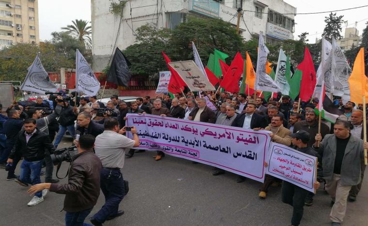 فصائل غزة تنظم مسيرة رافضة “للفيتو” الأمريكي من “السرايا” إلى “الجندي المجهول”
