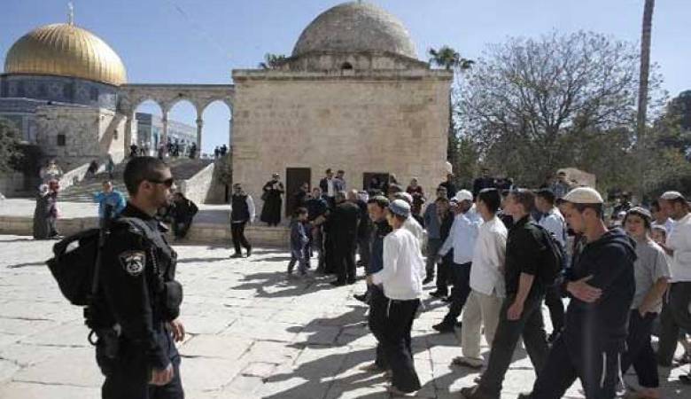 مستوطنون وجنود الإحتلال الإسرائيليون يقتحمون المسجد الأقصى