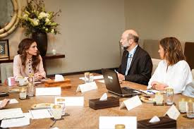 الملكة رانيا تستمع لملخص انجازات الاستراتيجية الوطنية لتنمية الموارد البشرية