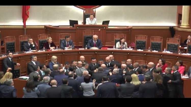 ألبانيا تفشل في انتخاب رئيس للبلاد لعدم وجود مرشحين لهذا المنصب