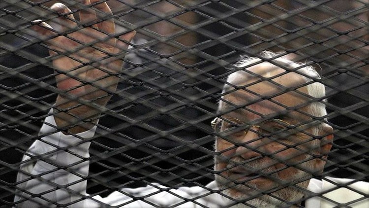 محكمة مصرية تشكل لجنة طبية للبت في إخلاء سبيل مهدي عاكف