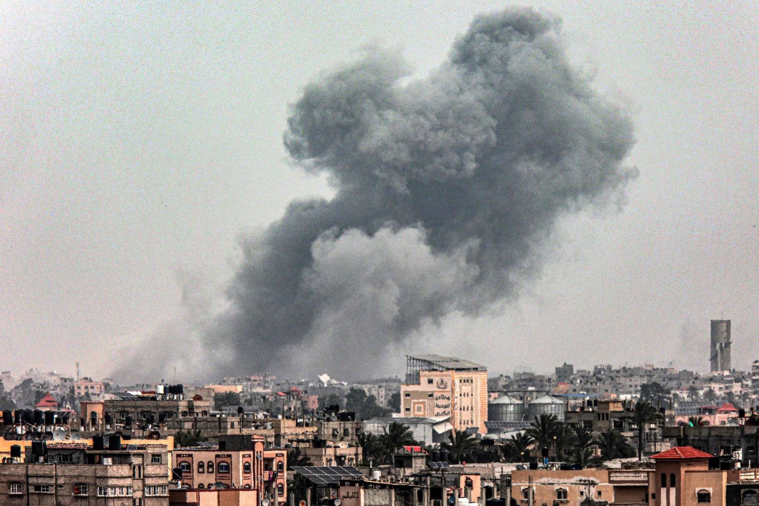 327 يوم للحرب على غزة: قصف مكثف بخان يونس ودير البلح