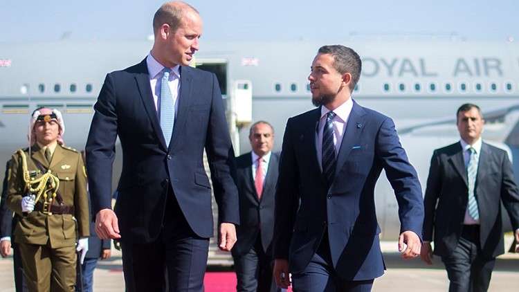 نجل وريث العرش البريطاني يصل الأردن في زيارة تاريخية