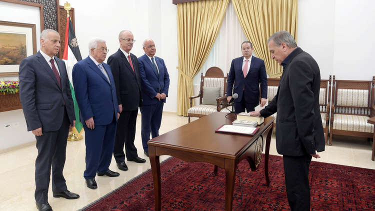 عباس يعين الناطق باسمه نائبا لرئيس الوزراء ووزيرا للإعلام