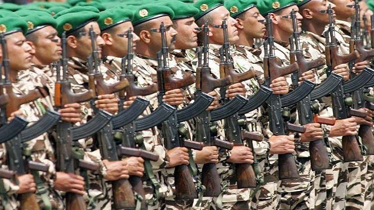 العاهل المغربي يؤكد أهمية الخدمة الإلزامية في جيش بلاده