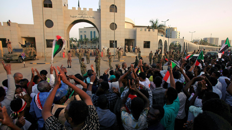 الشرطة السودانية تفرق احتجاجا في الخرطوم وتزيل الحواجز