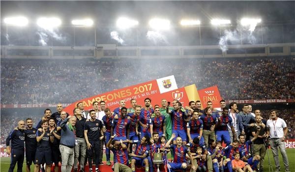 برشلونة ينهي مغامرة ألافيس ويتوج بكأس ملك إسبانيا