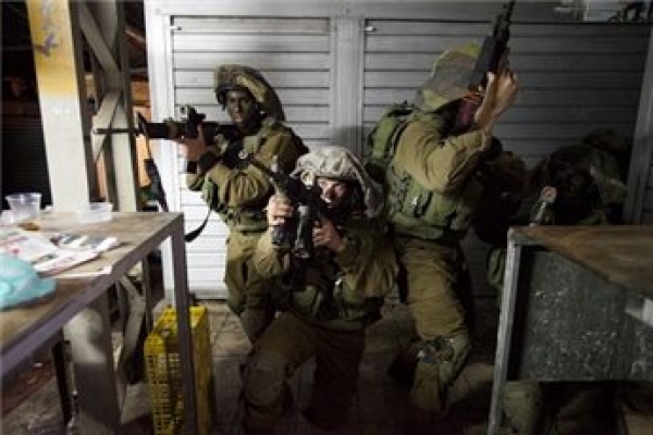 صحيفة عبرية: لواء المظليين يستعد للاعتماد على النفس بشكل كامل في سيناريو حرب لبنان