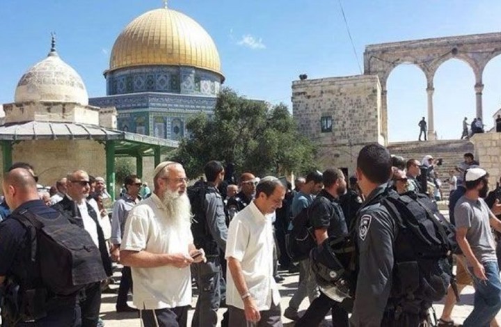 عشرات المستوطنين المتطرفين يقتحمون المسجد الأقصى بحراسة شرطة الاحتلال