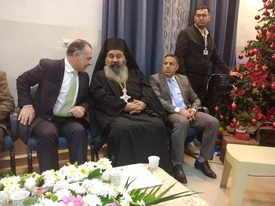 عجلون :وزير التخطيط يرعى إحتفال إضاءة شجرة الميلاد