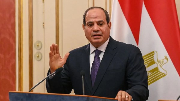 السيسي يشيد بجهود الجيش المصري في دعم ركائز الأمن