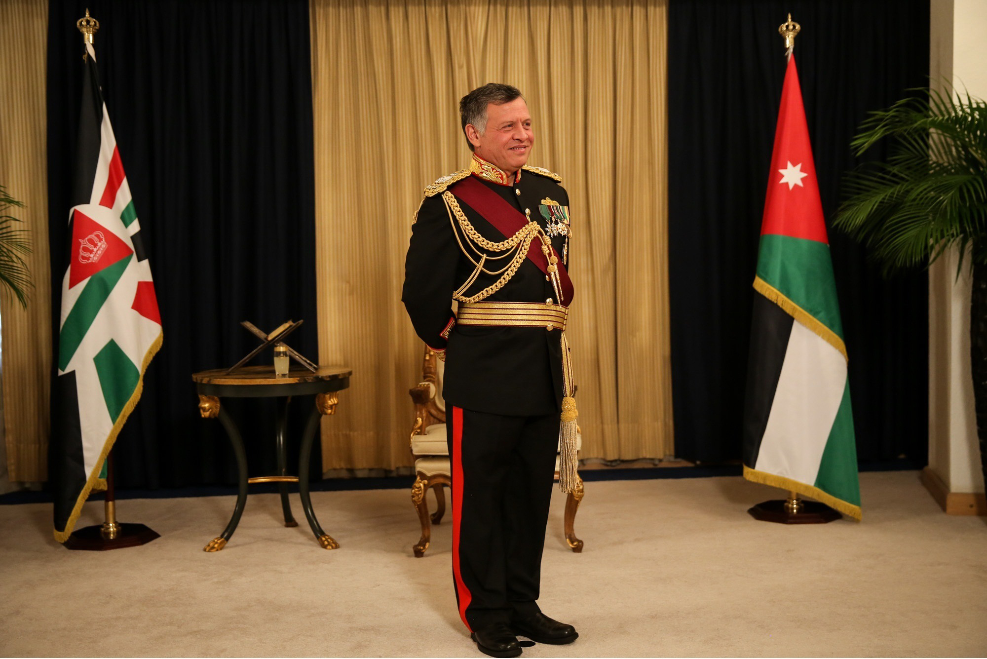 الملك يتلقى برقيات تهنئة بعيد الجلوس وذكرى الثورة العربية ويوم الجيش