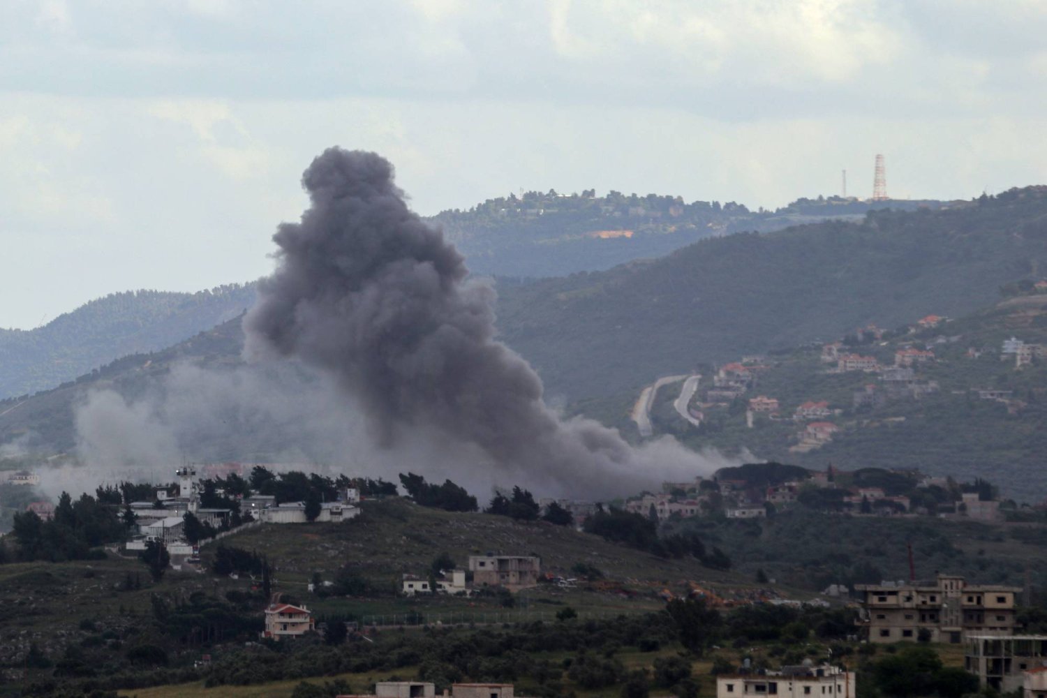 إصابة 3 أشخاص في غارة إسرائيلية على بعلبك شرق لبنان