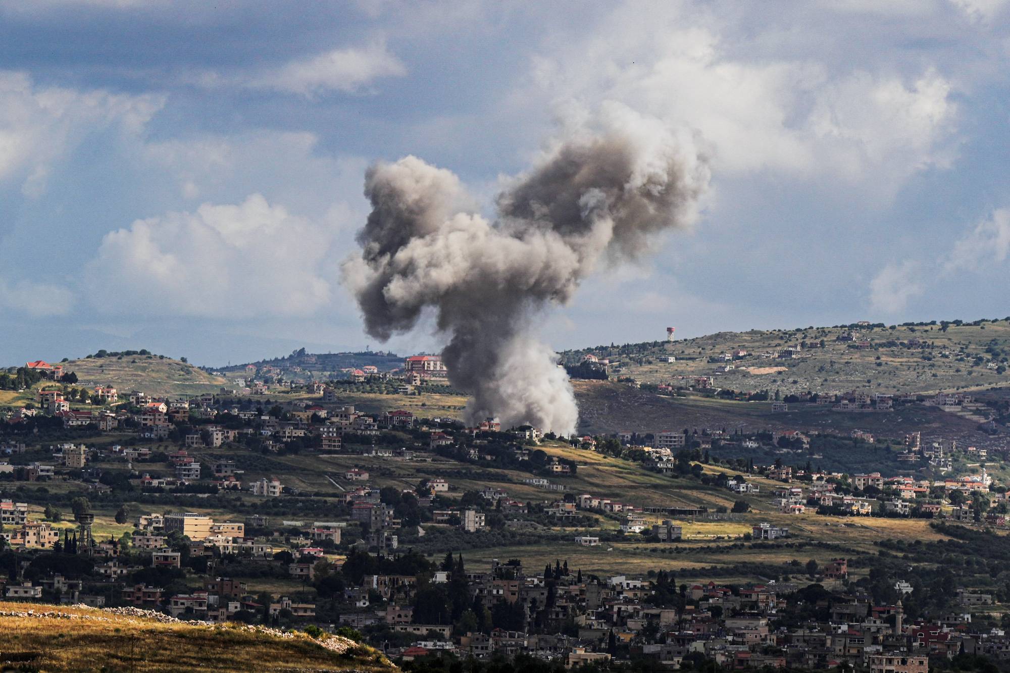 حزب الله: يعلن إطلاق عشرات الصواريخ نحو قاعدة عسكرية إسرائيلية بالجولان