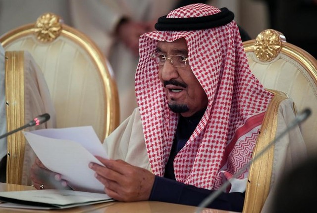 العاهل السعودي يستقبل وزير الخارجية المصري ويتسلم رسالة من السيسي