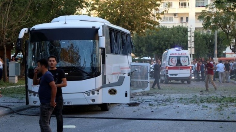 إصابة 12 شرطياً في تفجير استهدف حافلة لقوات الشرطة جنوبي العاصمة أنقرة