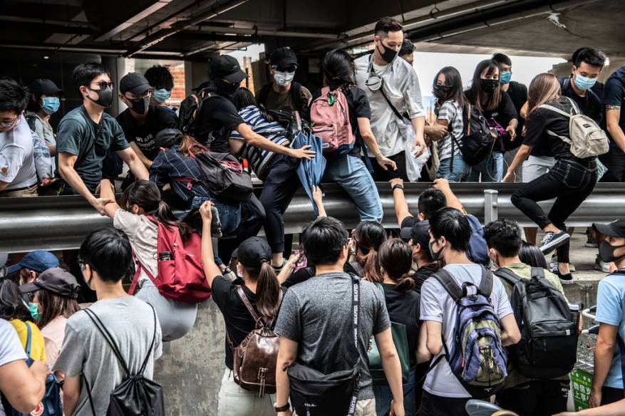هونغ كونغ: محاولات لتعطيل المترو ودعوات لإضراب عام