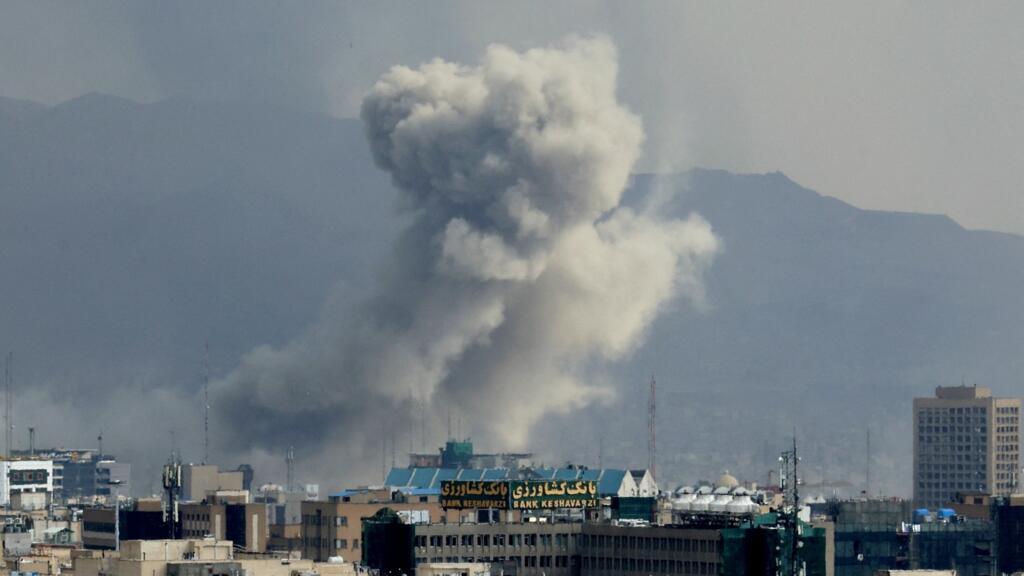 قبل انتهاء مهلة ترامب.. غارات على طهران وتصعيد محتدم