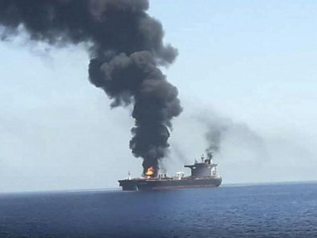 “أكسيوس”: إيران استهدفت سفنا تجارية في هرمز بصواريخ