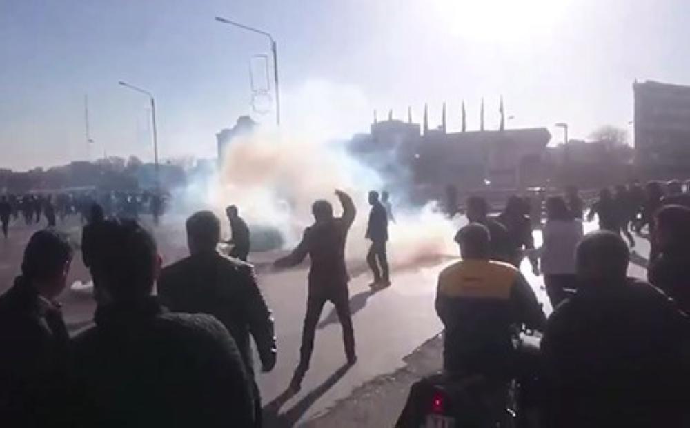 “شعارات مخيفة”.. اليوم السادس للاحتجاجات في ايران: سجون “طهران” تمتلئ بالمعتقلين