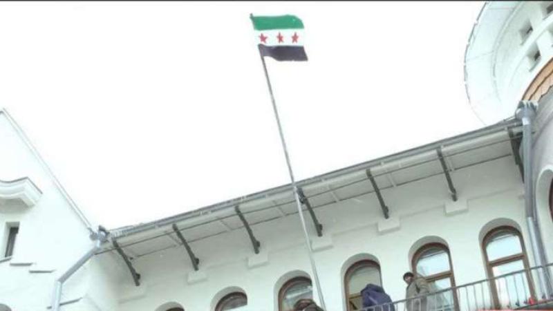 رفع العلم الجديد فوق سفارة سوريا في موسكو