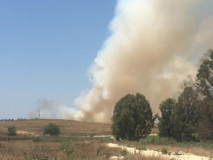 حريقان داخل السياج الفاصل شرق قطاع غزة بفعل الطائرات الورقية الحارقة