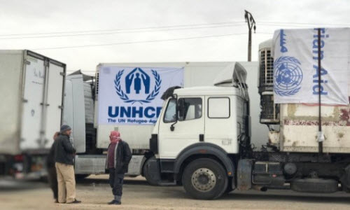 قافلة مساعدات تابعة للأمم المتحدة تصل مخيم الركبان النائي في سوريا