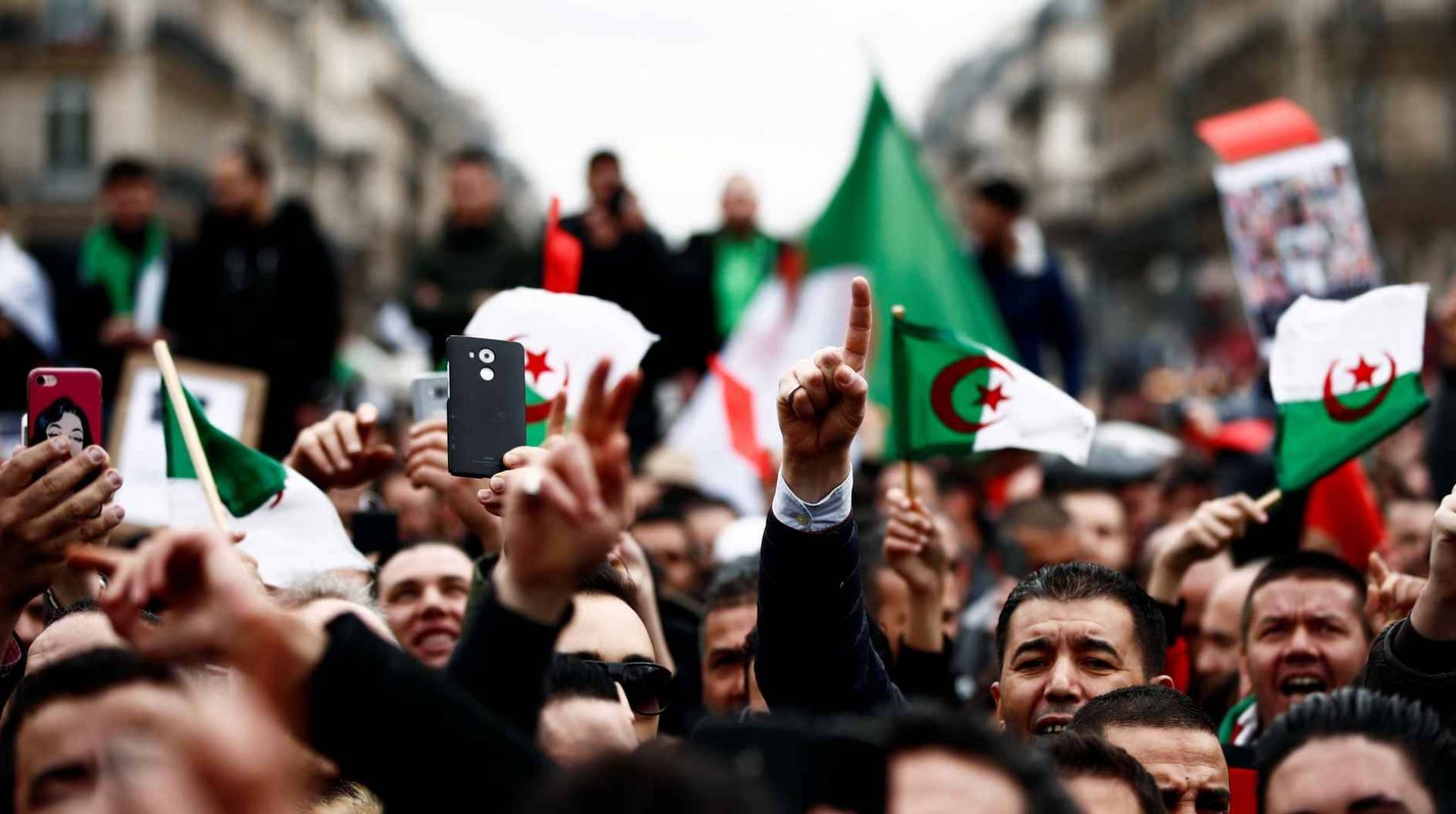 مشاورات سياسية- الجزائريون يتظاهرون للجمعة التاسعة