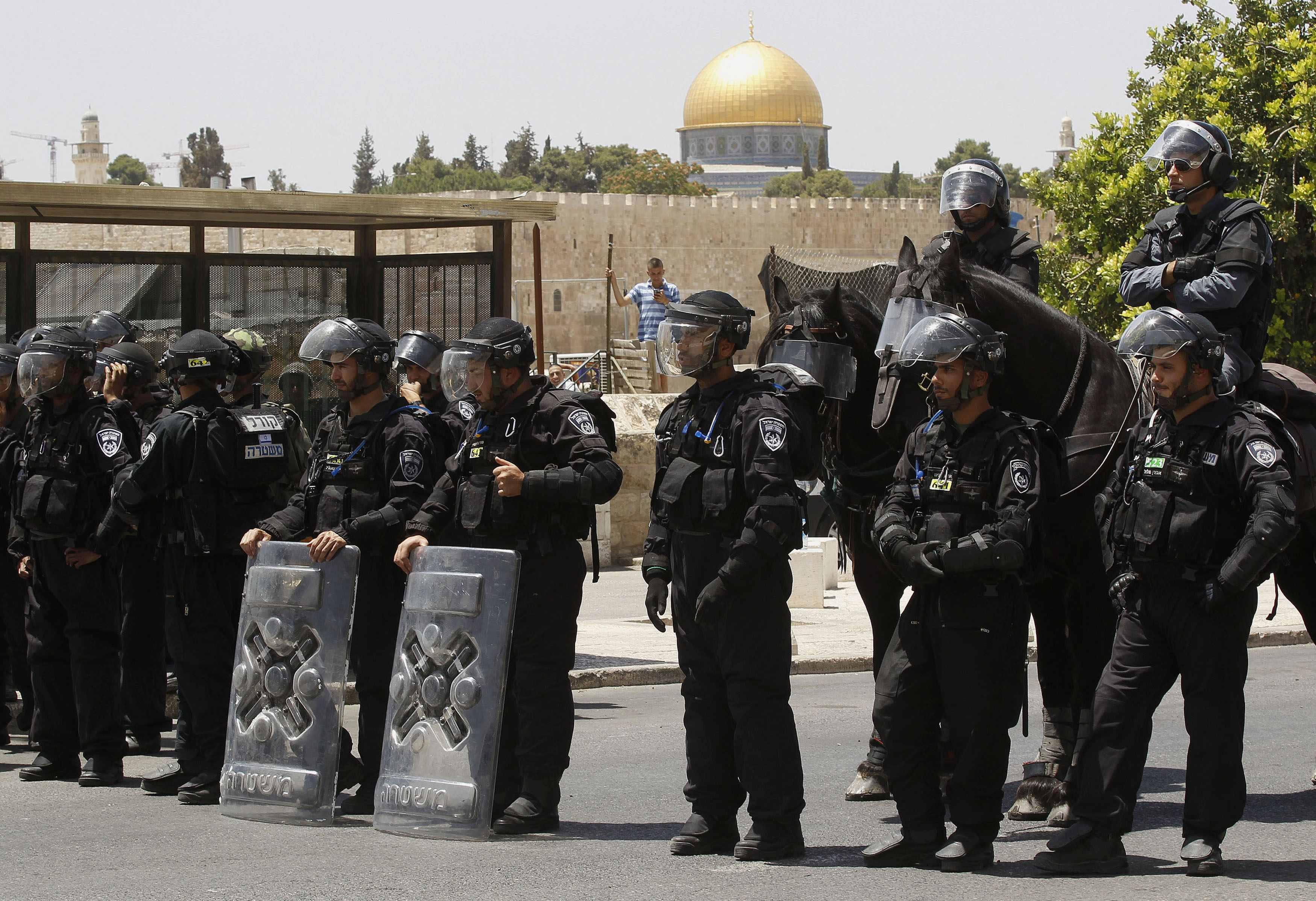سلطات الاحتلال الإسرائيلي تشدد إجراءات دخول الفلسطينيين لصلاة الجمعة الأخيرة في الأقصى”