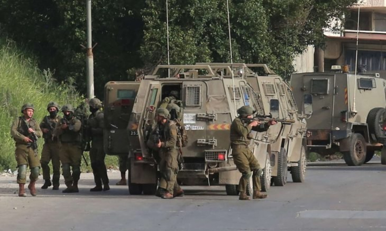 اشتباكات بين الفلسطينيين وقوات الاحتلال بجنين واعتقال 14 في الضفة