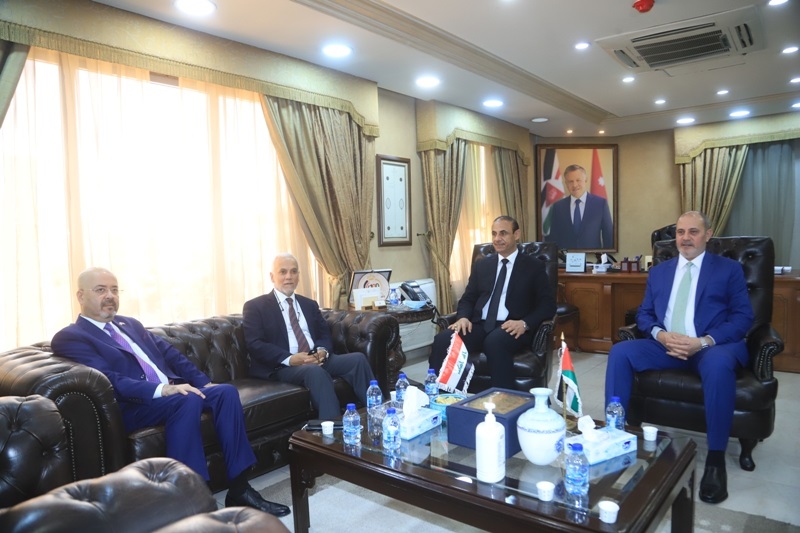 وزير العمل يلتقي وفدا عراقيا لبحث التعاون المشترك في المجالات العمالية