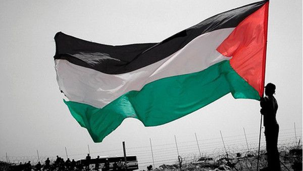 “كنيست الإحتلال الإسرائيلي” يطرح مشروع قانون يحاكم من يرفع علم فلسطين