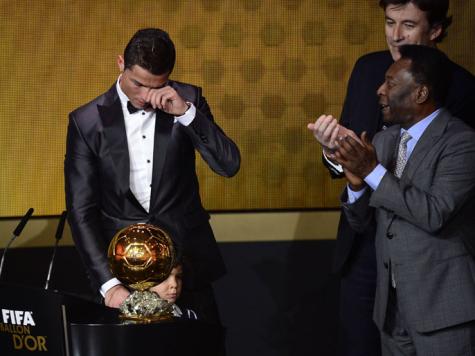 رونالدو يفوز بالكرة الذهبية لأفضل لاعب بالعالم