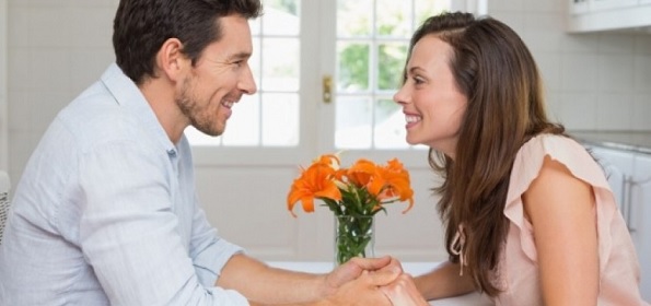 6 طرق رومانسية تلفت انتباه الزوج
